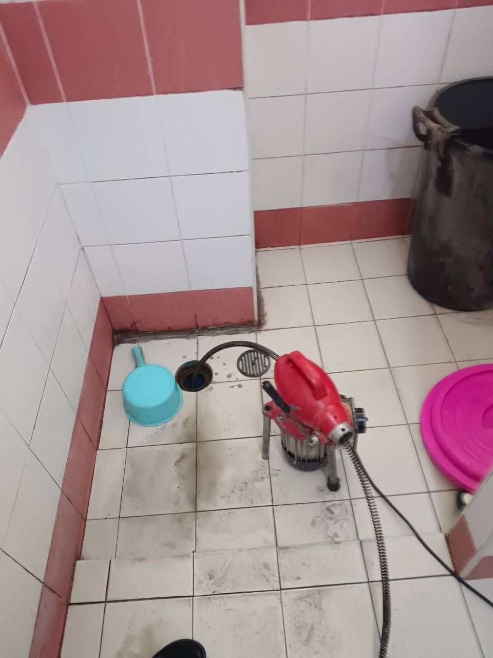 แก้ไขท่อตันส้วมตัน - บริการแก้ท่อตัน ส้วมตัน ลอกท่อ ทุกประเภท ด้วยงูเหล็ก วางถังแซท ขุดบ่อส้วม ครอบคลุมราชบุรี สมุทรสงคราม กาญจนบุรี และเพชรบุรี